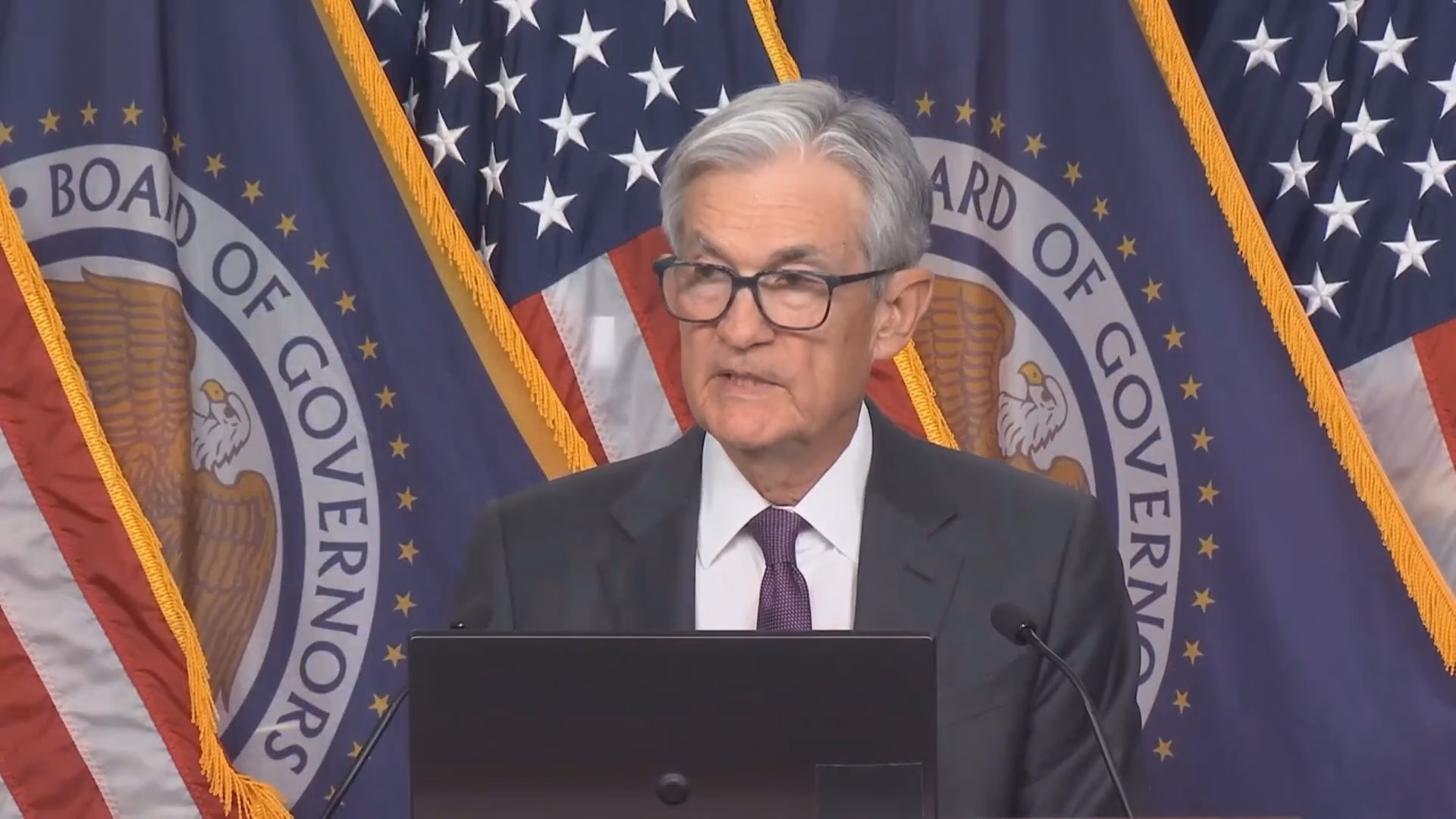 Trump Ramps Up Criticism of Federal Reserve Chair as Tariff Tensions Escalate 